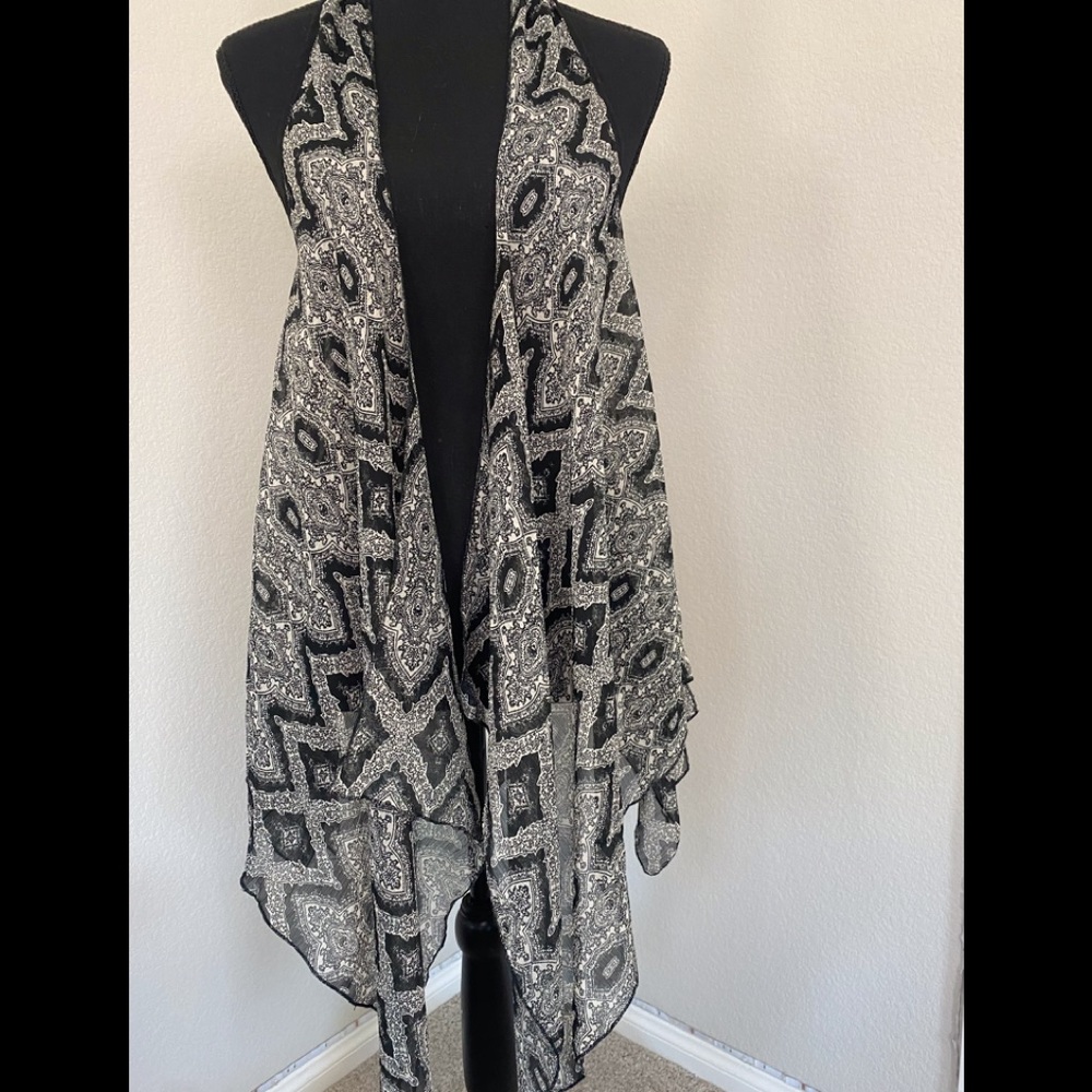Zoe & Rose long ruffled lightweight vest. Size L Bo’s k white & gray